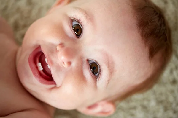 Közelkép a boldog kis baba fiú vagy lány arca — Stock Fotó