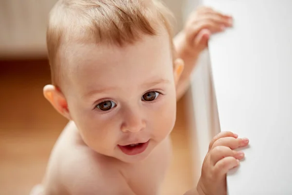 Boldog kis baba fiú vagy lány otthon — Stock Fotó