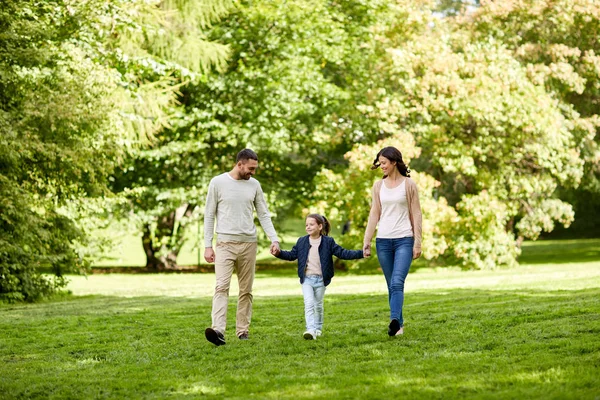 Famille heureuse marchant dans le parc d'été — Photo