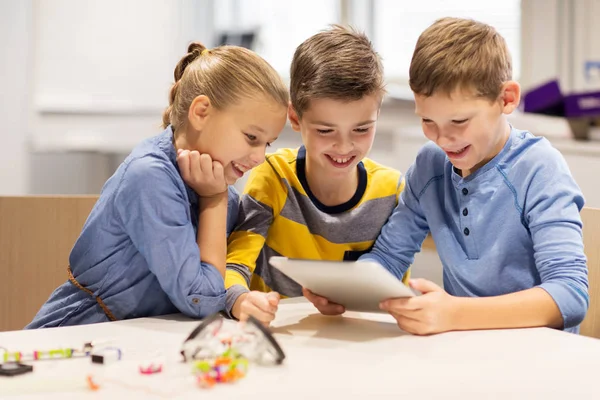 Kids with tablet pc programming at robotics school — Stock Photo, Image