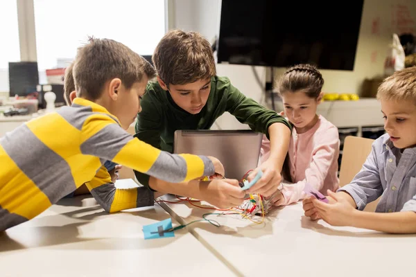 Kinderen met uitvinding kit op robotica school — Stockfoto