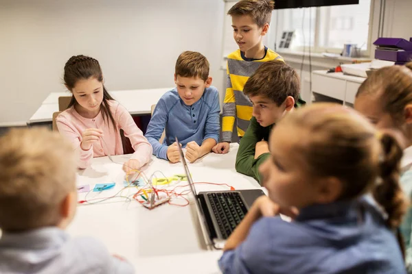 Kids with invention kit at robotics school — Stock Photo, Image