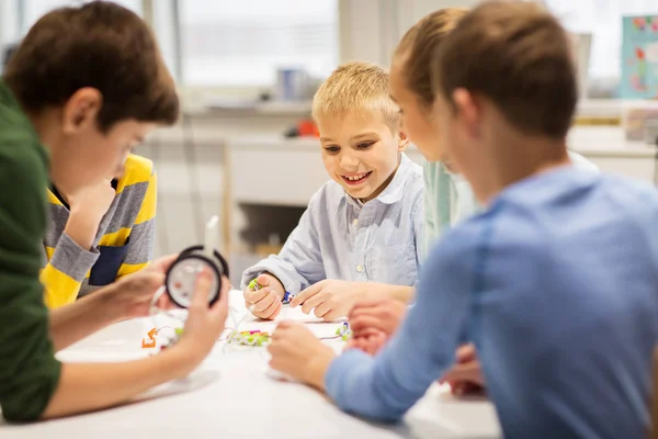 Niños felices construyendo robots en la escuela de robótica — Foto de Stock