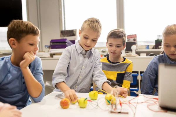 Kids with invention kit at robotics school — Stock Photo, Image