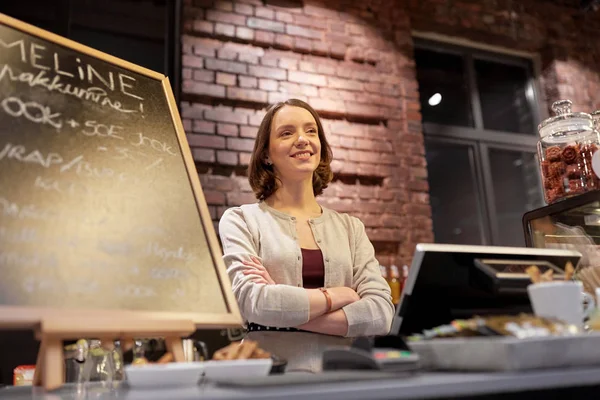 Mujer feliz o camarera en el mostrador de café — Foto de Stock