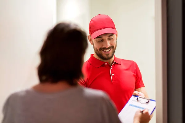 Livreur avec presse-papiers à domicile du client — Photo