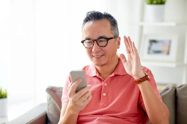 Hombre feliz tener videollamada en el teléfono inteligente en casa — Foto de Stock