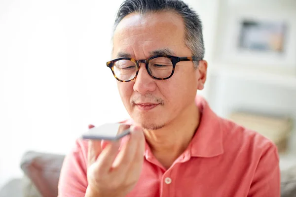 Man using voice command recorder on smartphone — Stock Photo, Image