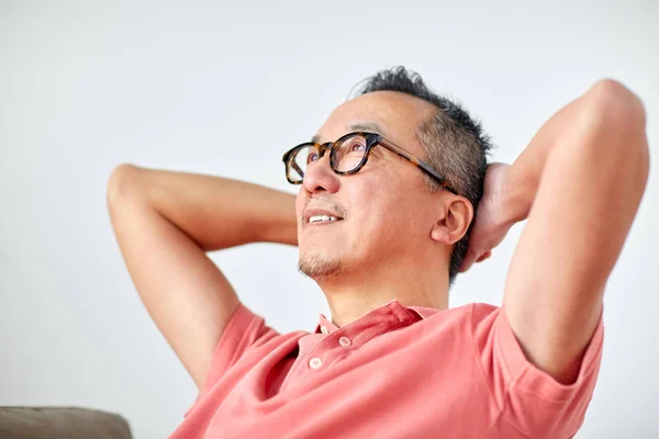 Hombre en gafas relajante o soñando en casa — Foto de Stock