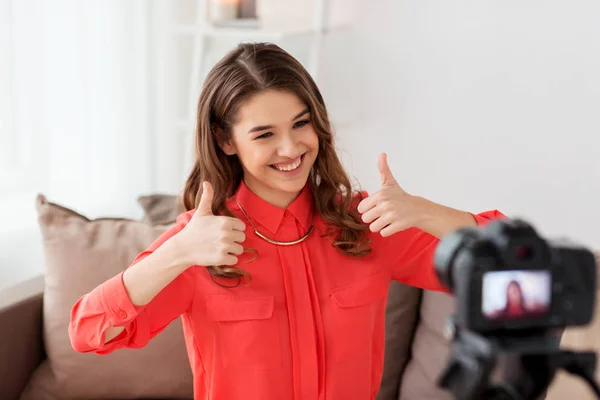 Frau mit Kamera nimmt Video zu Hause auf — Stockfoto