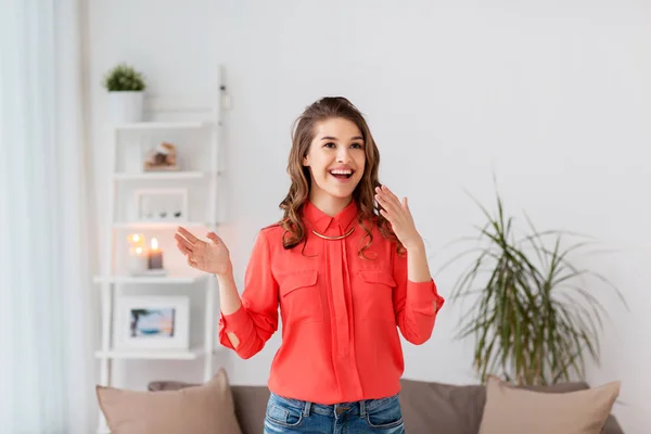 Felice giovane donna a casa — Foto Stock