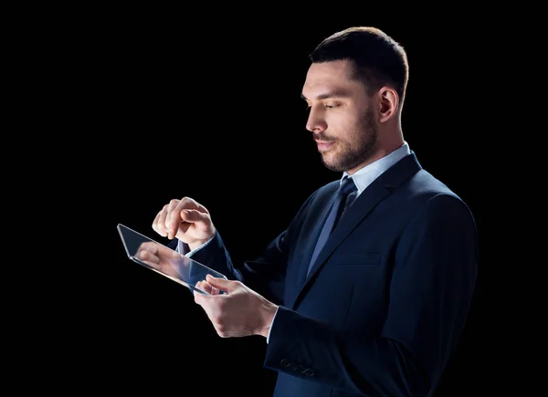 Uomo d'affari in abito con tablet pc trasparente — Foto Stock