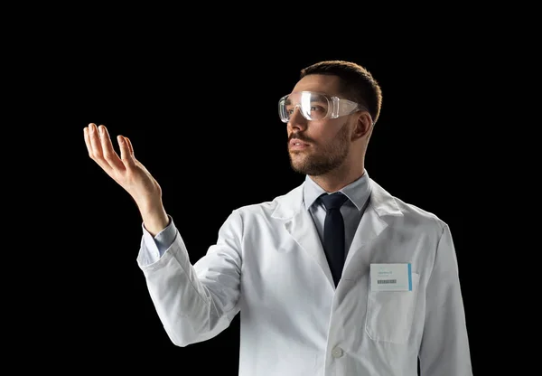 Arzt oder Wissenschaftler in Laborkittel und Schutzbrille — Stockfoto