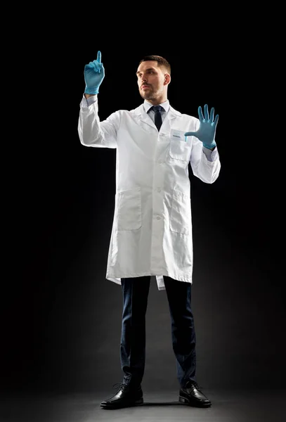 Lekarz lub naukowiec w fartuch i Rękawice medyczne — Zdjęcie stockowe