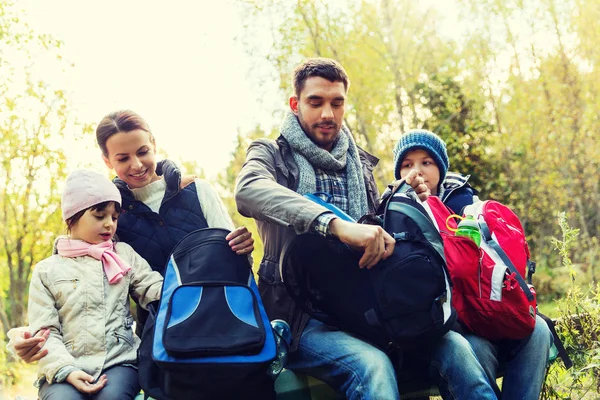 Família feliz com mochilas no acampamento — Fotografia de Stock