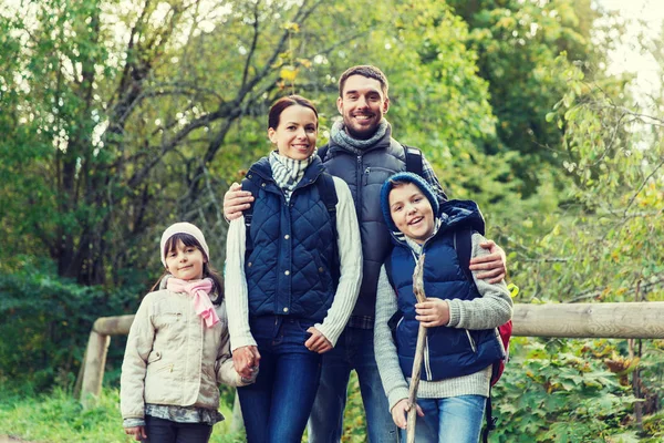 Счастливая семья с рюкзаками походы — стоковое фото