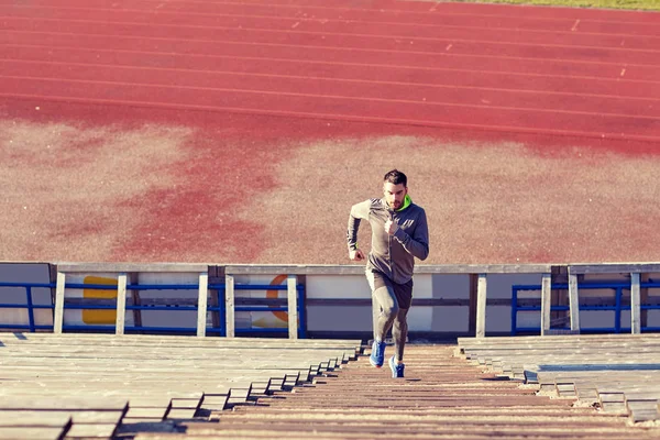 Homem correndo no andar de cima no estádio — Fotografia de Stock