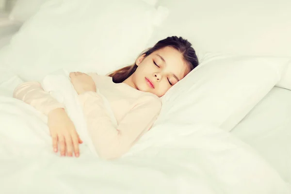 Dziewczyna śpi w łóżku w domu — Zdjęcie stockowe