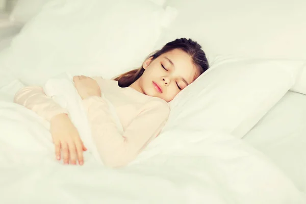 Chica durmiendo en la cama en casa — Foto de Stock