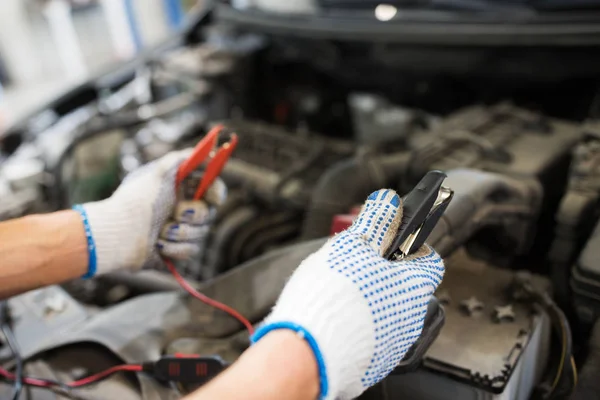 Auto mekaniker man med knapparna laddning batteri — Stockfoto