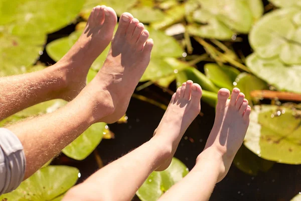Avô e neto pés sobre o rio — Fotografia de Stock