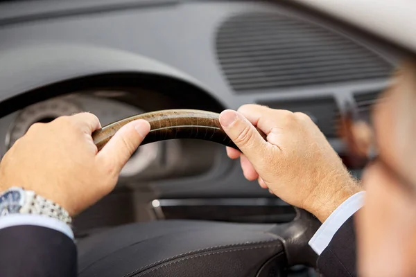 Senior businessman hands driving car — Stock Photo, Image