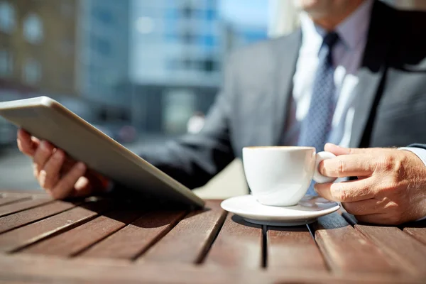 Senior zakenman met tablet pc en koffie — Stockfoto