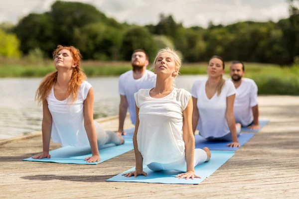 Група людей, що роблять вправи з йоги на відкритому повітрі — стокове фото