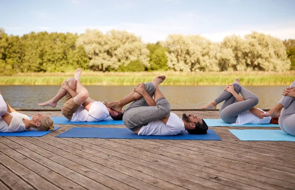 Grupp människor som gör yogaövningar utomhus — Stockfoto