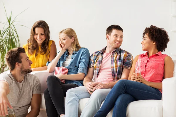 Amigos felices con palomitas de maíz y cerveza en casa — Foto de Stock