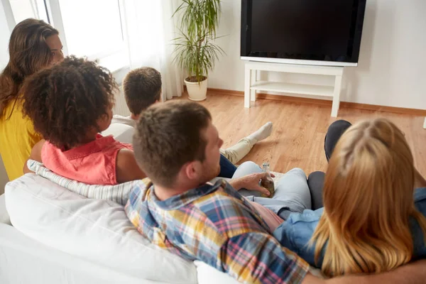 Přátelé s pivem sledování televize u vás doma — Stock fotografie