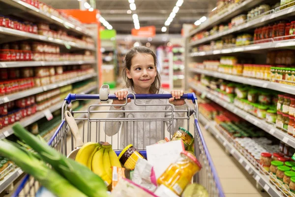 Fille avec de la nourriture dans le panier à l'épicerie — Photo