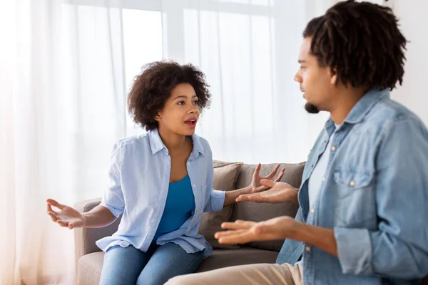 Pareja infeliz discutiendo en casa — Foto de Stock