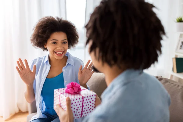 Couple heureux avec boîte cadeau à la maison — Photo