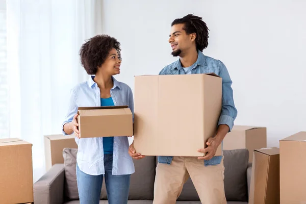 Casal feliz com caixas se movendo para nova casa — Fotografia de Stock