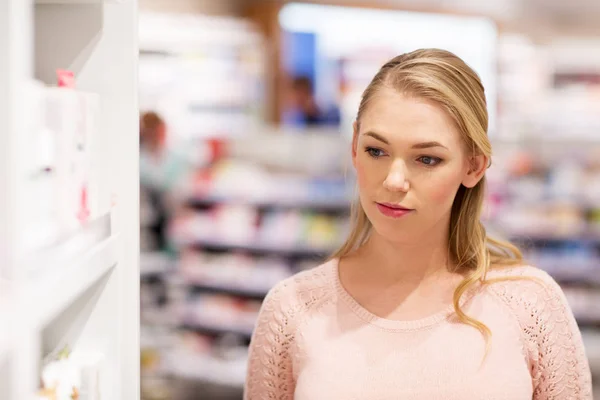 Mujer joven en la farmacia — Foto de Stock