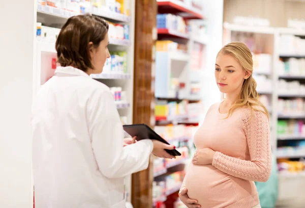 Mujer embarazada y drogadicta en farmacia — Foto de Stock