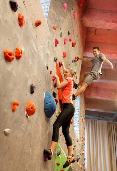 Homem e mulher se exercitando no ginásio de escalada indoor — Fotografia de Stock