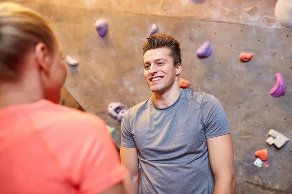 Hombre y mujer hablando en interior escalada gimnasio pared —  Fotos de Stock