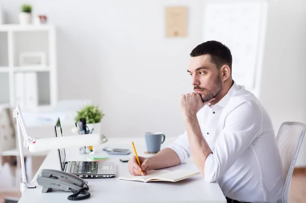 Affärsman med laptop och bärbara datorer på kontor — Stockfoto