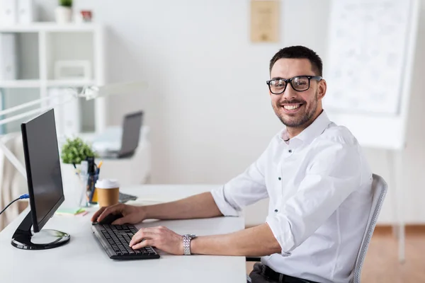 Empresario escribiendo en el teclado de la computadora en la oficina — Foto de Stock