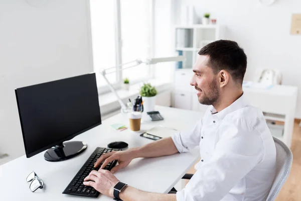 オフィスでのコンピューターのキーボードで入力する実業家 — ストック写真