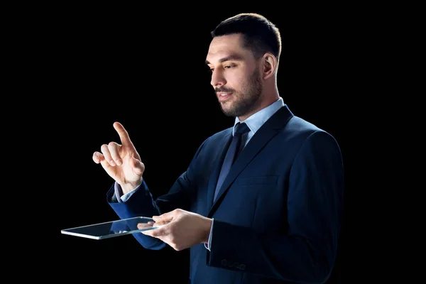 Hombre de negocios en traje con pc tableta transparente — Foto de Stock