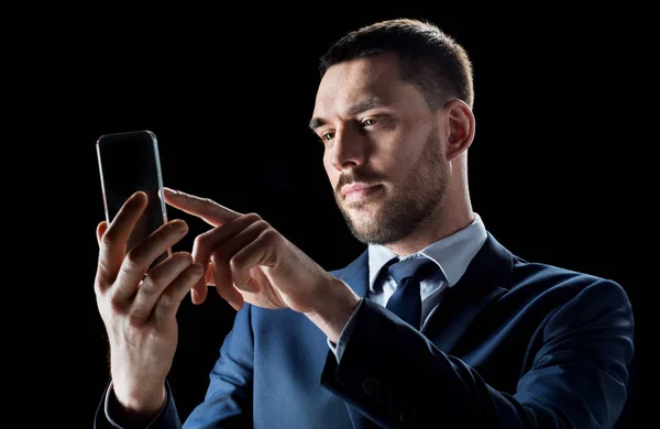 Homem de negócios com smartphone transparente — Fotografia de Stock