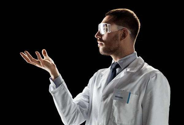 Arts of wetenschapper in laboratoriumjas en veiligheidsbril — Stockfoto