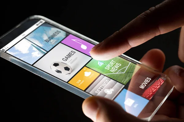 Close up de mão com aplicativos no smartphone — Fotografia de Stock