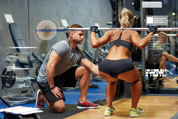 Homem e mulher com músculos de flexão barbell no ginásio — Fotografia de Stock