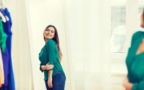 Mujer feliz posando en el espejo en el armario de casa —  Fotos de Stock