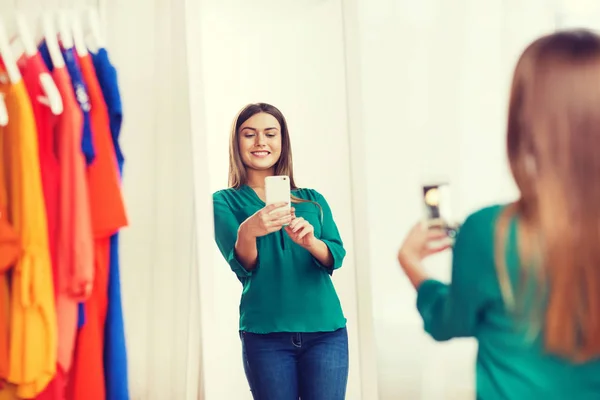 Γυναίκα με smartphone λαμβάνοντας αυτοπορτρέτα καθρέφτη στο σπίτι — Φωτογραφία Αρχείου
