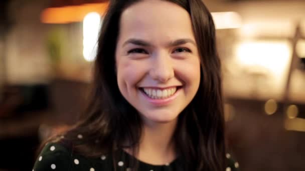 Ansikte av glada leende ung kvinna — Stockvideo